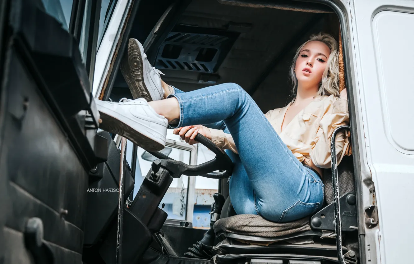 Фото обои машина, девушка, поза, ноги, джинсы, грузовик, кабина, Антон Харисов