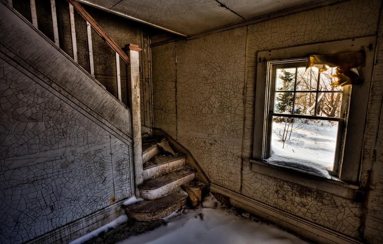 Фото обои снег, комната, окно, лестница, развалины