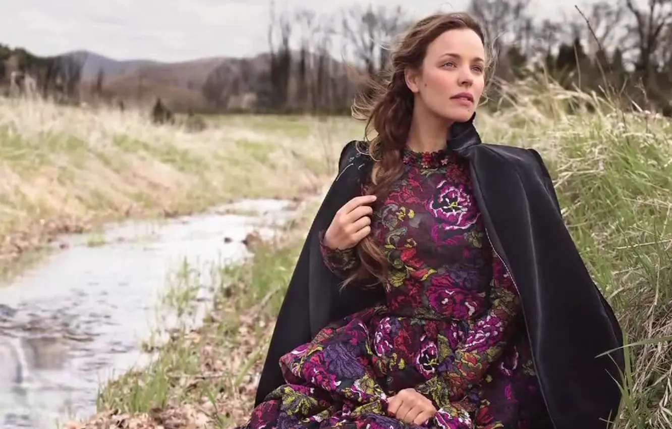 Фото обои взгляд, природа, платье, актриса, брюнетка, куртка, красивая, Rachel McAdams