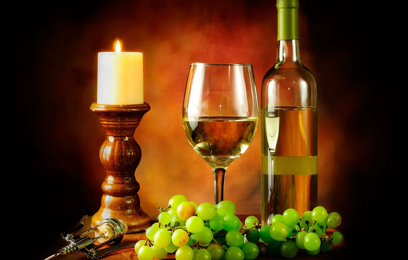 Фото обои свет, стол, фон, огонь, вино, бокал, бутылка, свеча