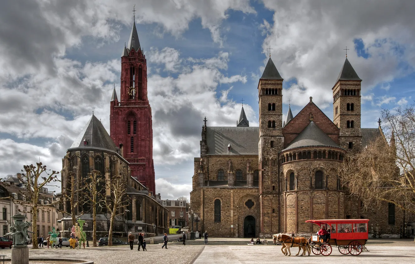 Фото обои облака, площадь, башни, карета, Нидерланды, дворец, Maastricht