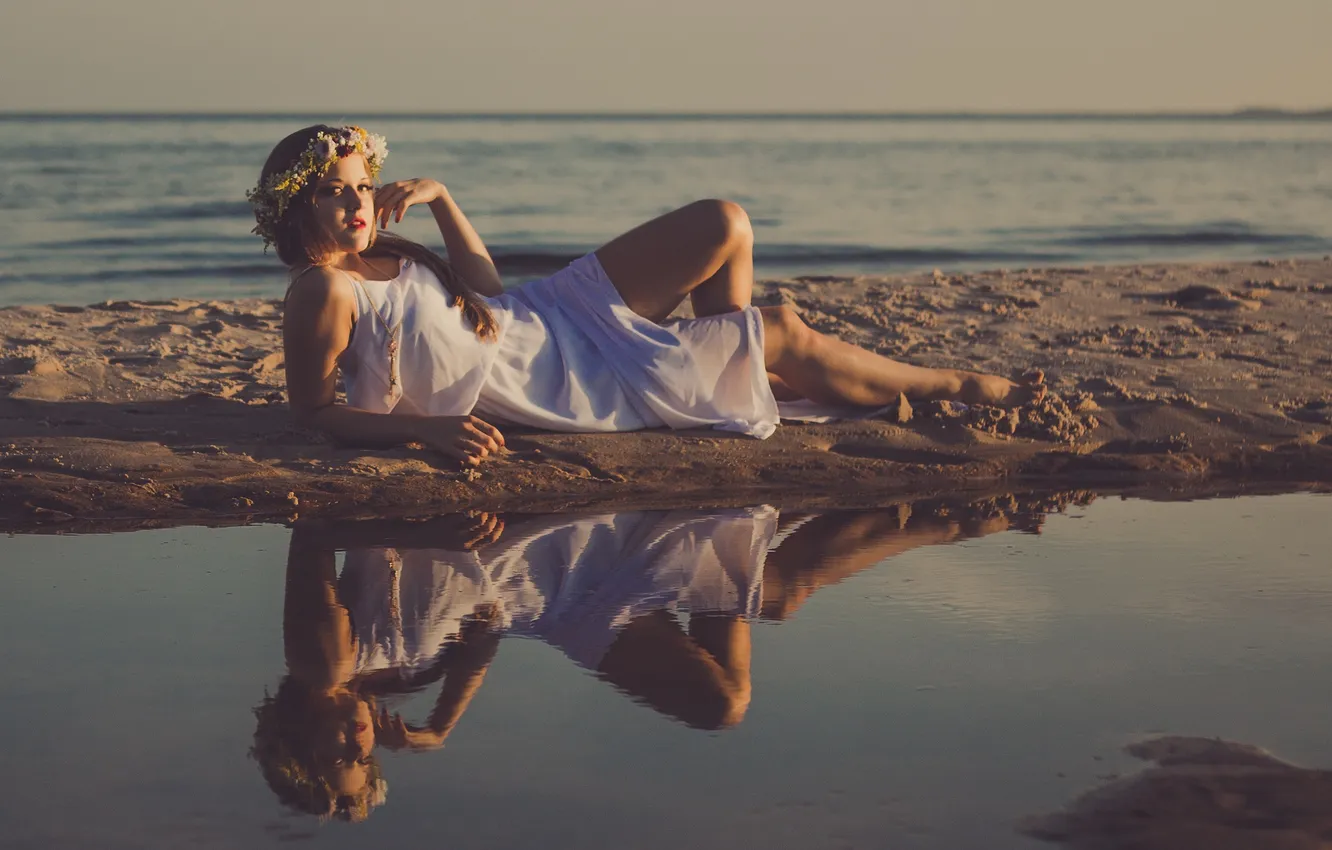 Фото обои песок, море, волны, пляж, девушка, пруд, отражение, волосы