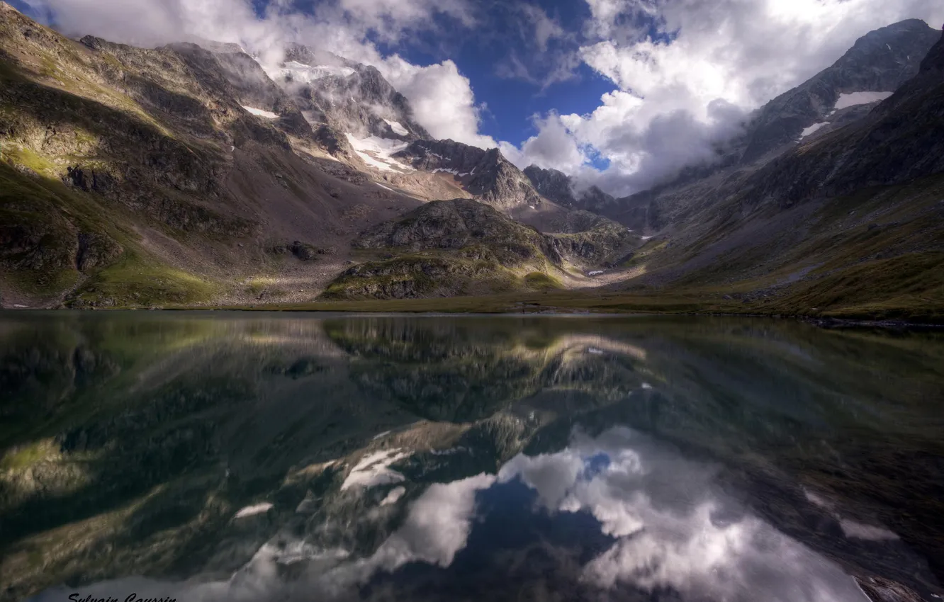 Фото обои небо, вода, горы, тучи, озеро, отражение