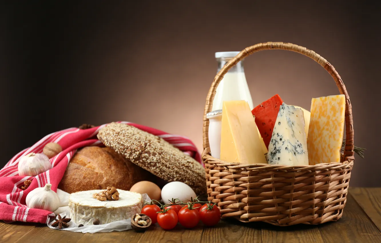 Фото обои корзина, яйца, сыр, молоко, хлеб, помидоры, чеснок, грецкие орехи