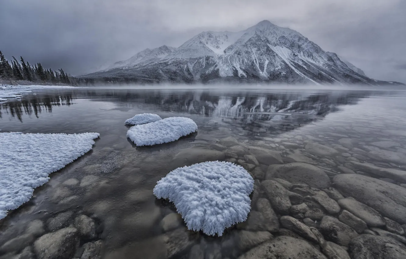 Фото обои зима, снег, горы, озеро, камни, дымка