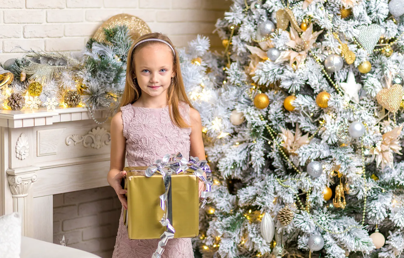 Фото обои праздник, подарок, игрушки, елка, платье, девочка, Новый год