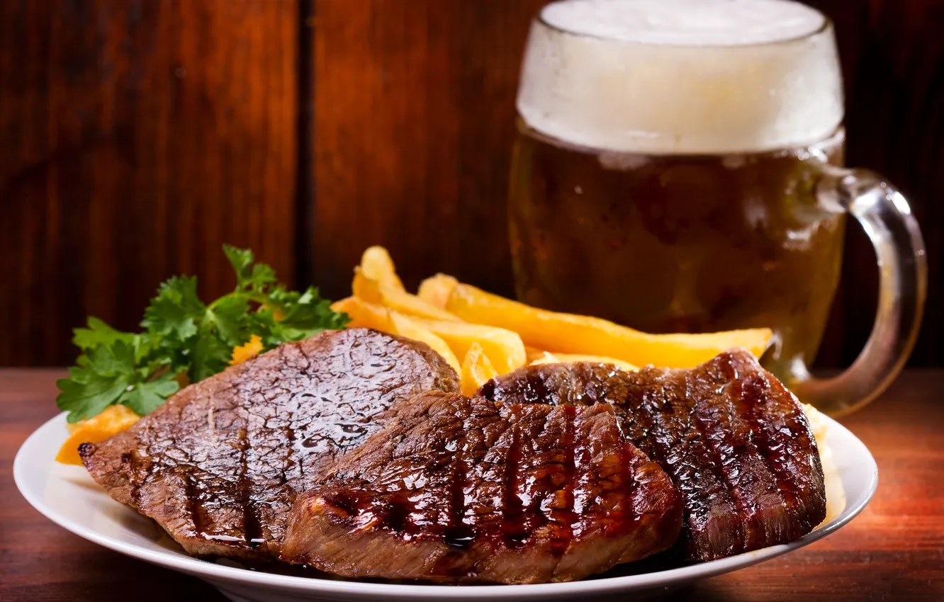 Фото обои beer, closeup, dinner, alcohol, condensation, beverage, beef, beefsteak