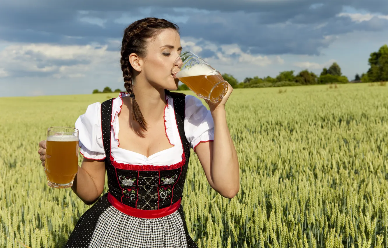 Фото обои поле, девушка, облака, пиво