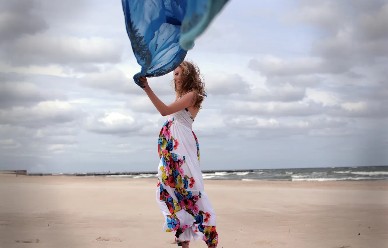 Фото обои девушка, ветер, платье, платок, сарафан
