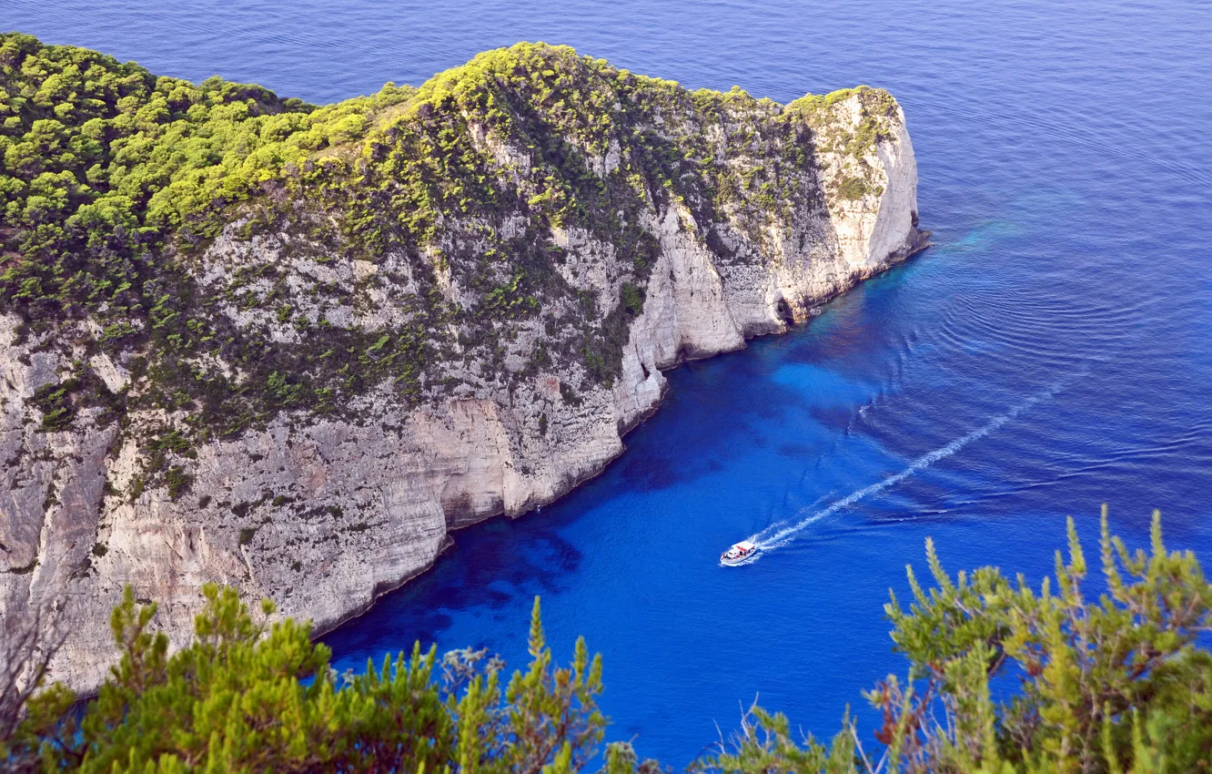 Фото обои море, скалы, лодка, след, корабль, греция
