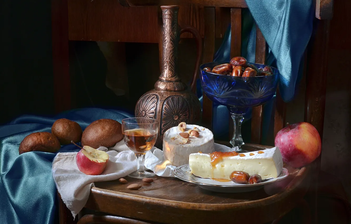 Фото обои вино, яблоко, сыр, хлеб, кувшин, орехи, натюрморт, финики