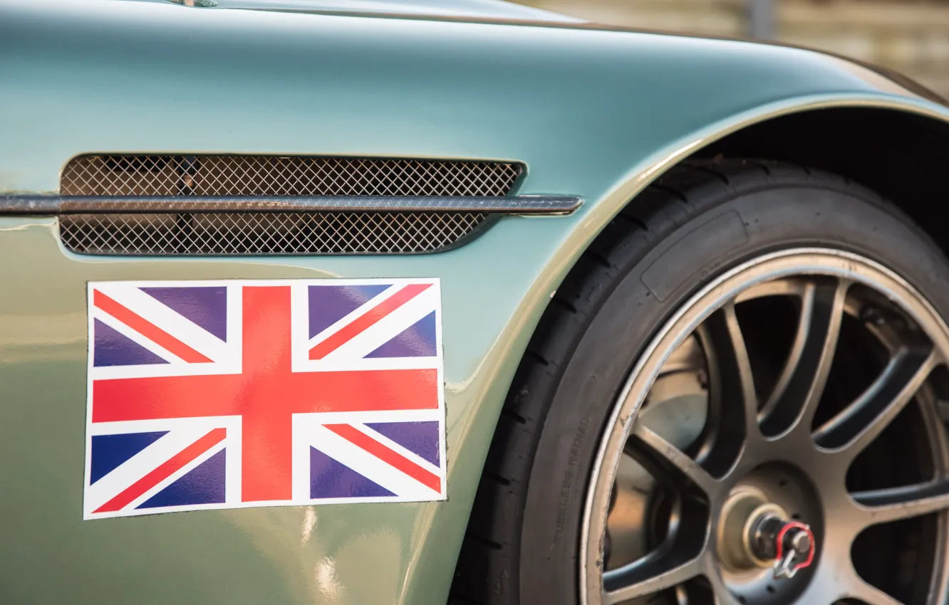 Фото обои Флаг, Крыло, Великобриания, Aston Martin DBRS9