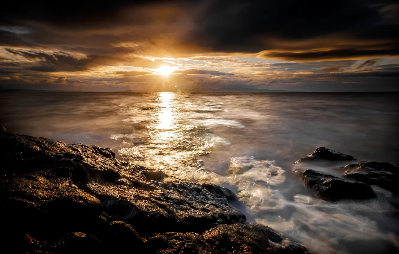 Фото обои море, небо, солнце, облака, закат, камни, рассвет, берег