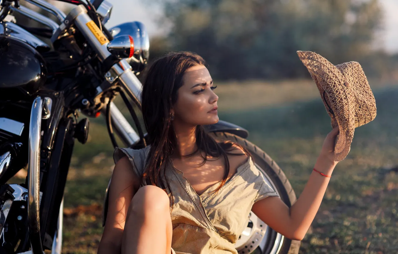 Фото обои девушка, рука, шляпа, мотоцикл, Леонид Мочульский
