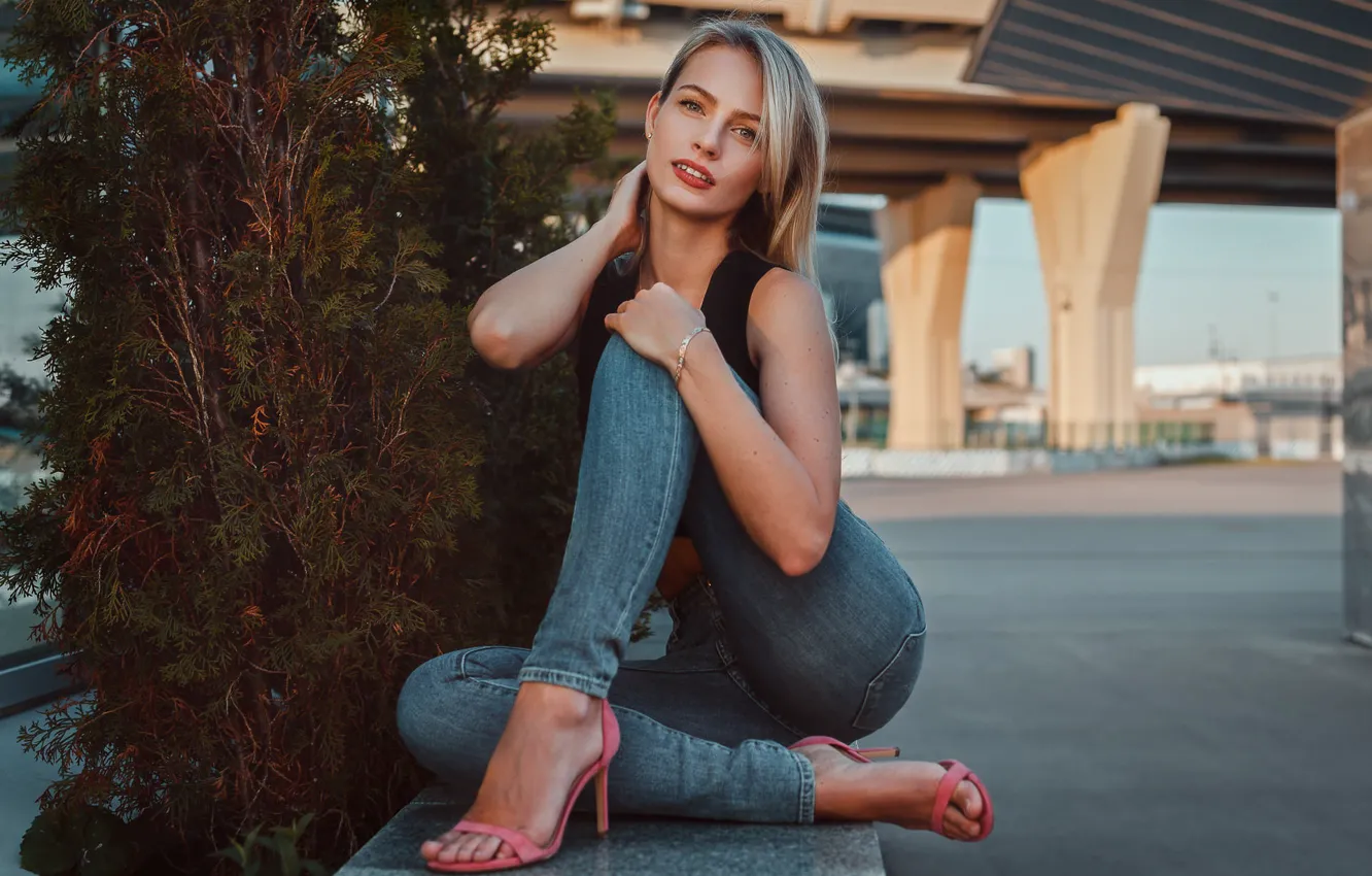 Фото обои girl, Model, photo, blue eyes, jeans, blonde, high heels, sitting
