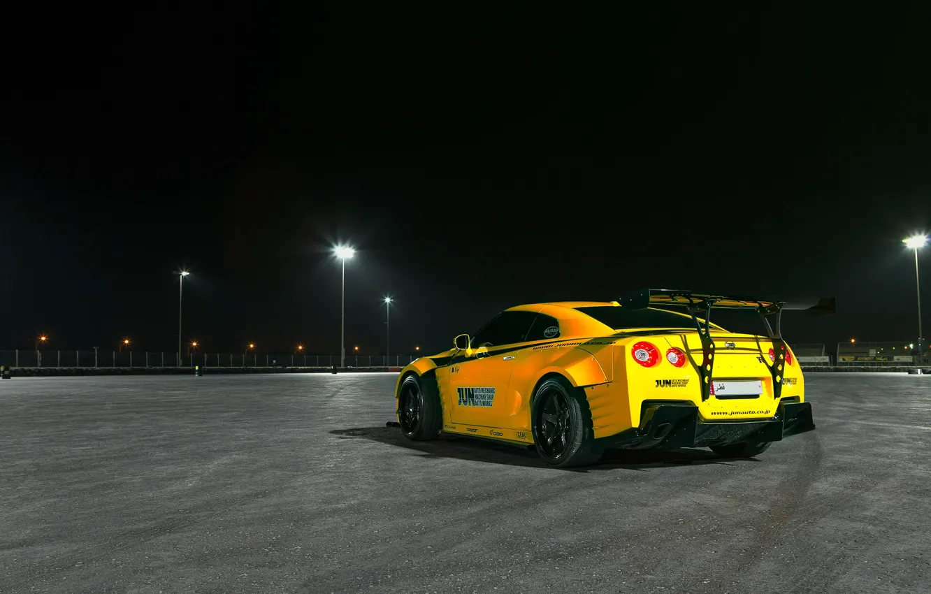 Фото обои свет, ночь, огни, жёлтый, тюнинг, фотограф, GTR, Nissan