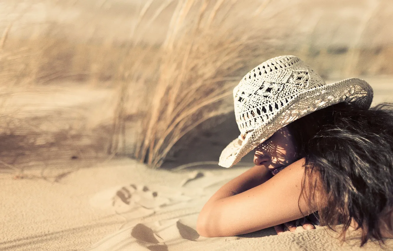 Фото обои песок, девушка, загар, шляпа, брюнетка