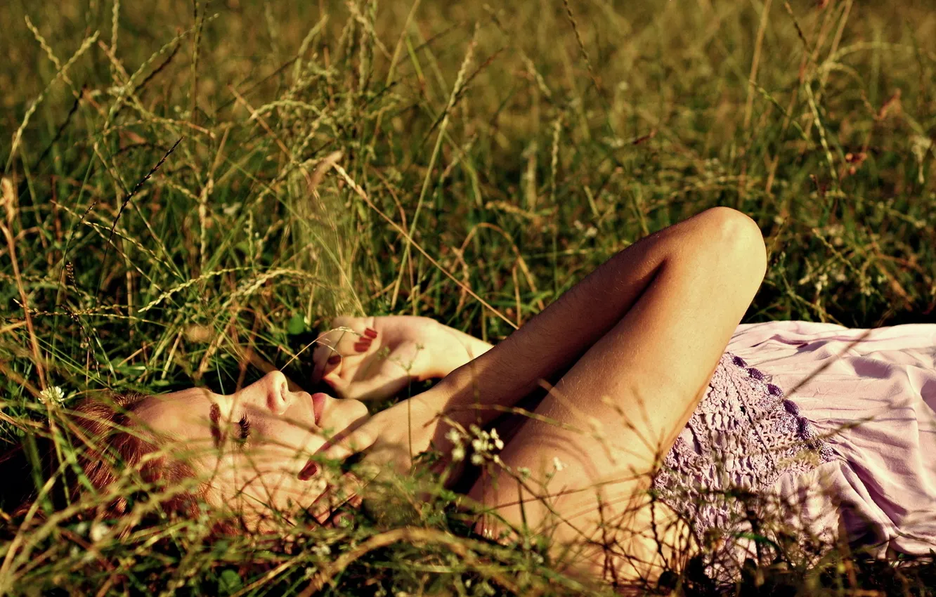 Фото обои трава, мечта, девушка, природа, настроение, сон, лак, закрытые