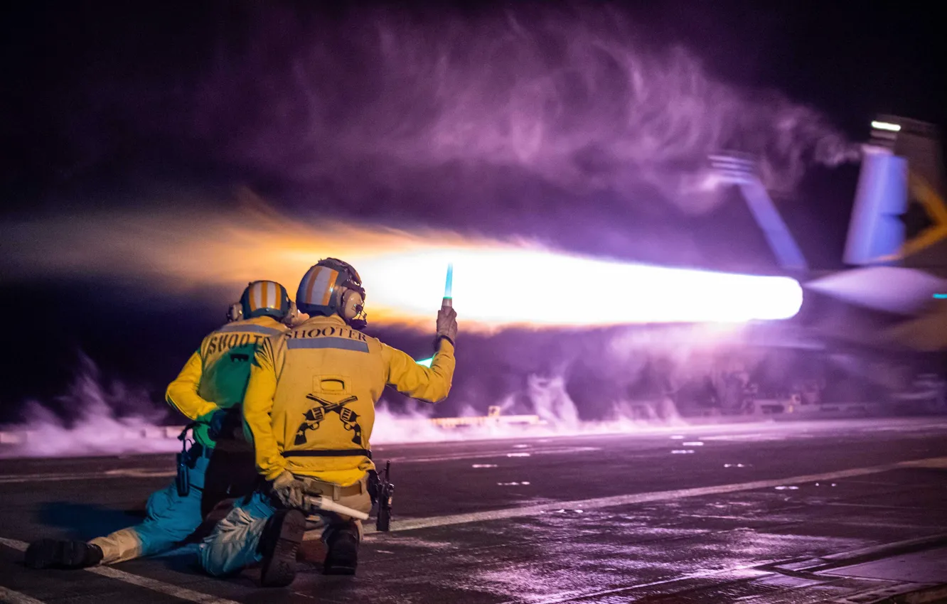 Фото обои Ночь, Самолет, Истребитель, США, Мужчины, F/A-18E Super Hornet, Night Operations, Нимиц