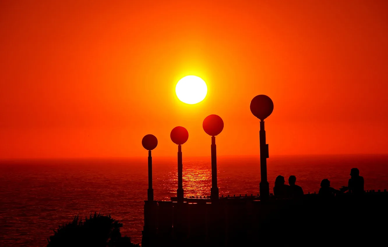 Фото обои море, солнце, закат, люди, силуэт, фонари, зарево, Испания