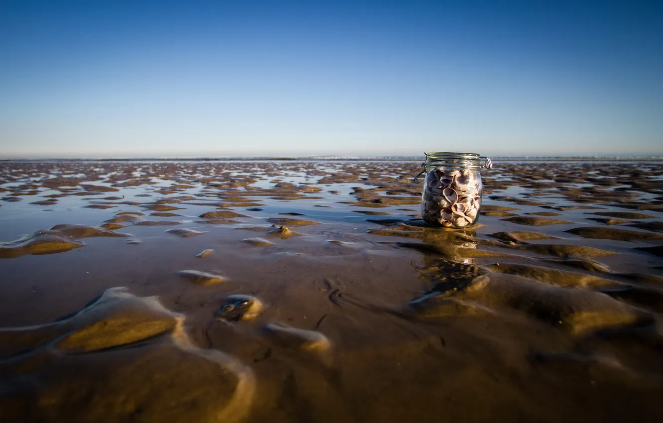 Фото обои песок, море, макро, банка, ракушки