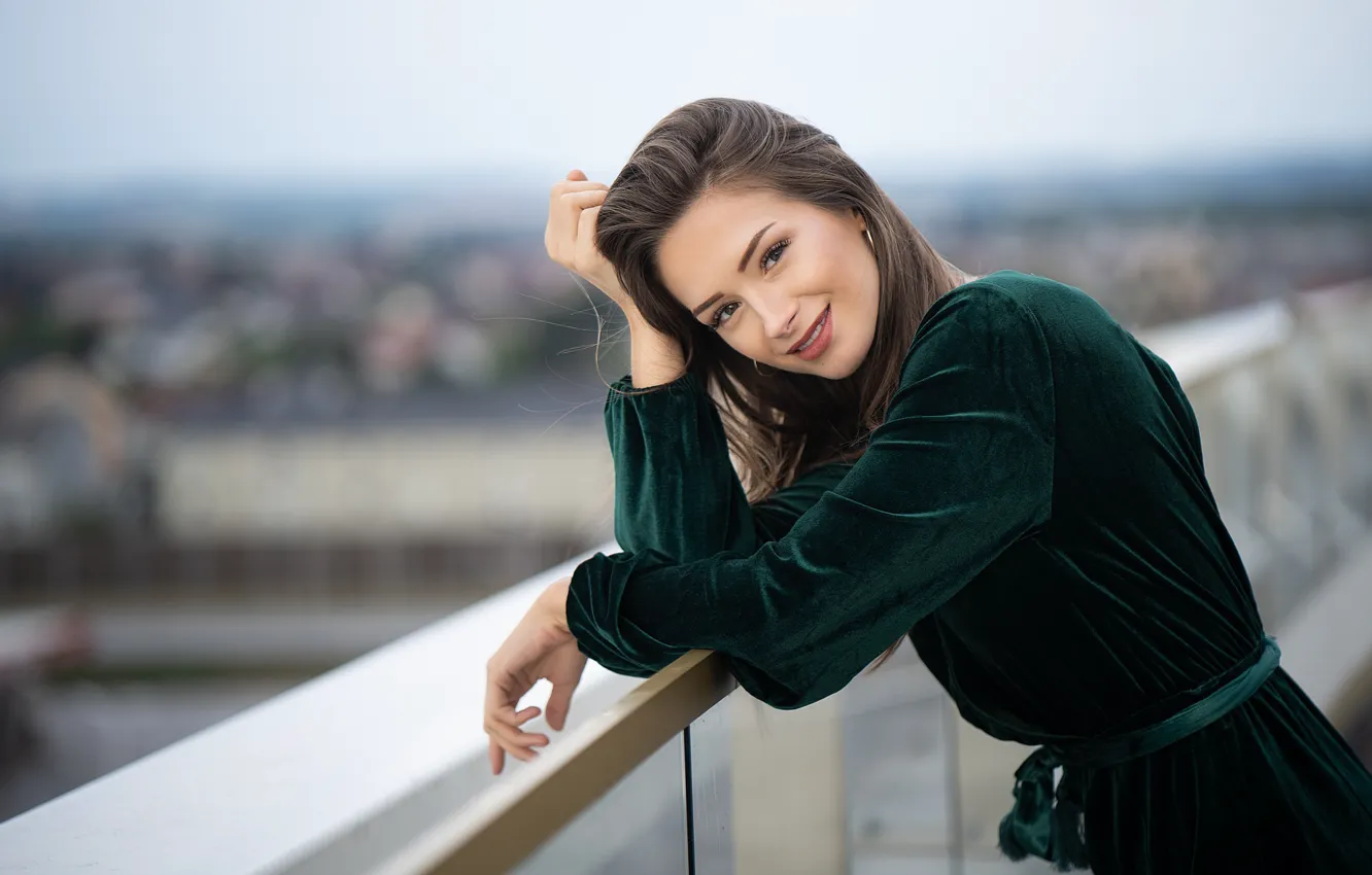Фото обои взгляд, девушка, улыбка, волосы