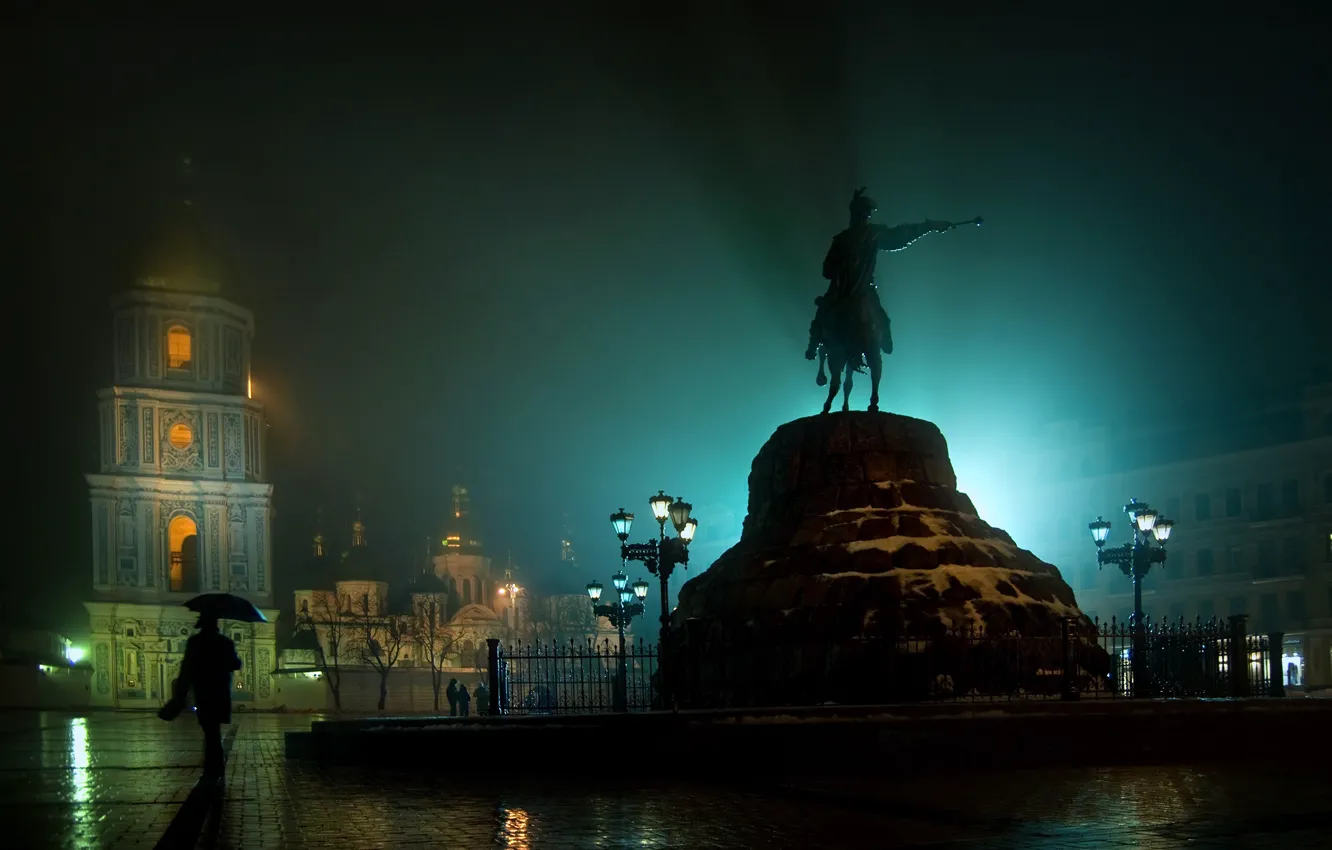 Фото обои ночь, огни, дождь, площадь, фонари, всадник, Украина, Киев