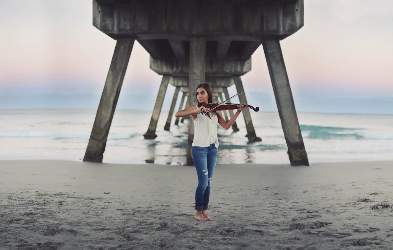 Фото обои море, девушка, мост, музыка, скрипка