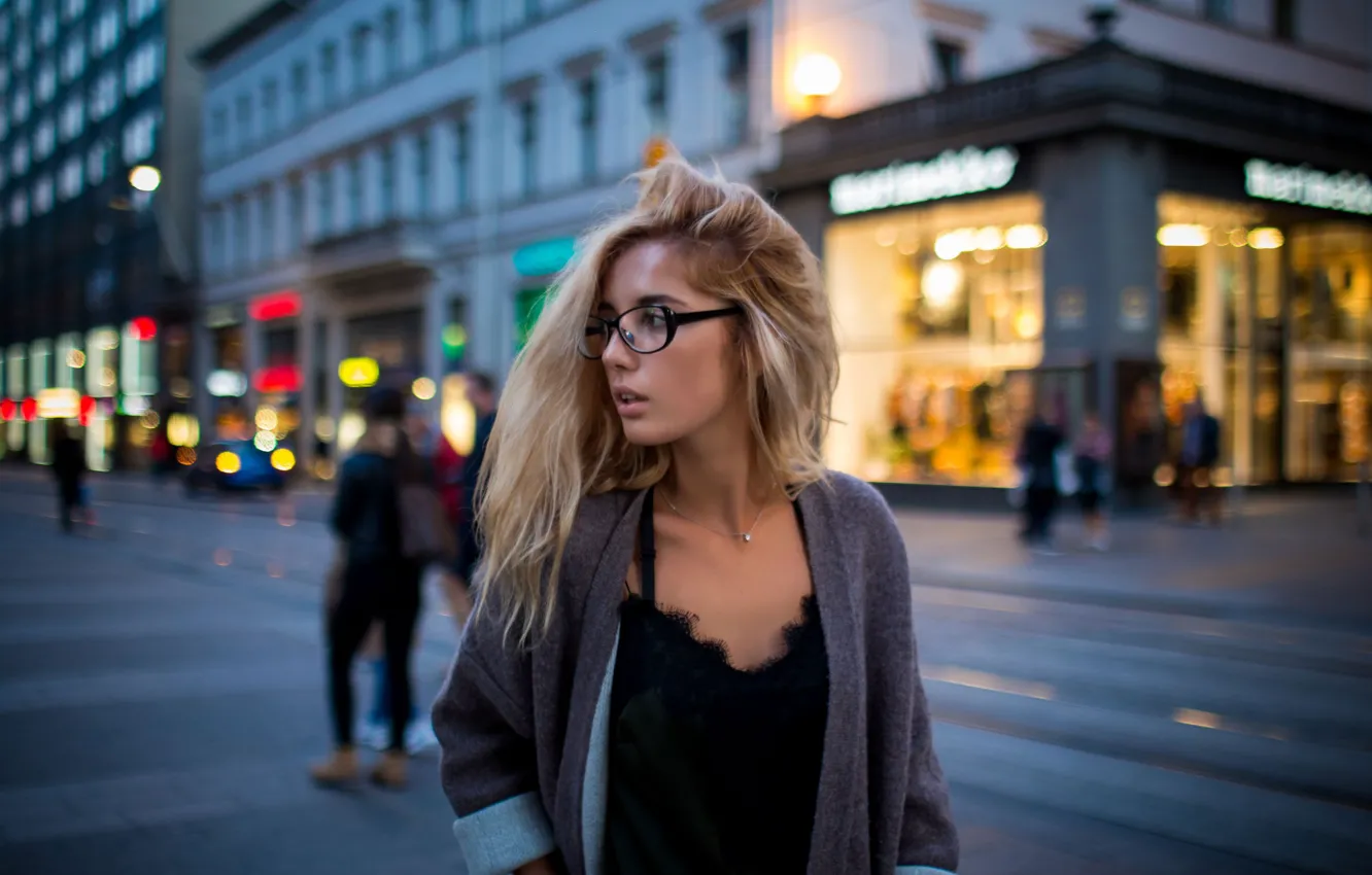 Фото обои девушка, city, блики, модель, очки, блондинка, light, кофта