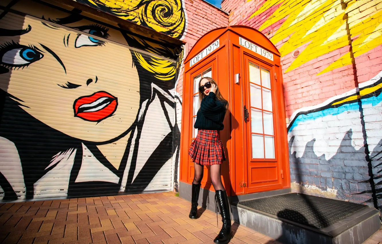 Фото обои девушка, поза, стиль, граффити, юбка, сапоги, очки, свитер