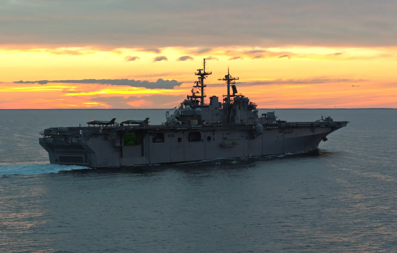 Фото обои море, закат, вечер, истребители, палуба, самолёты, плавание, USS Wasp LHD1