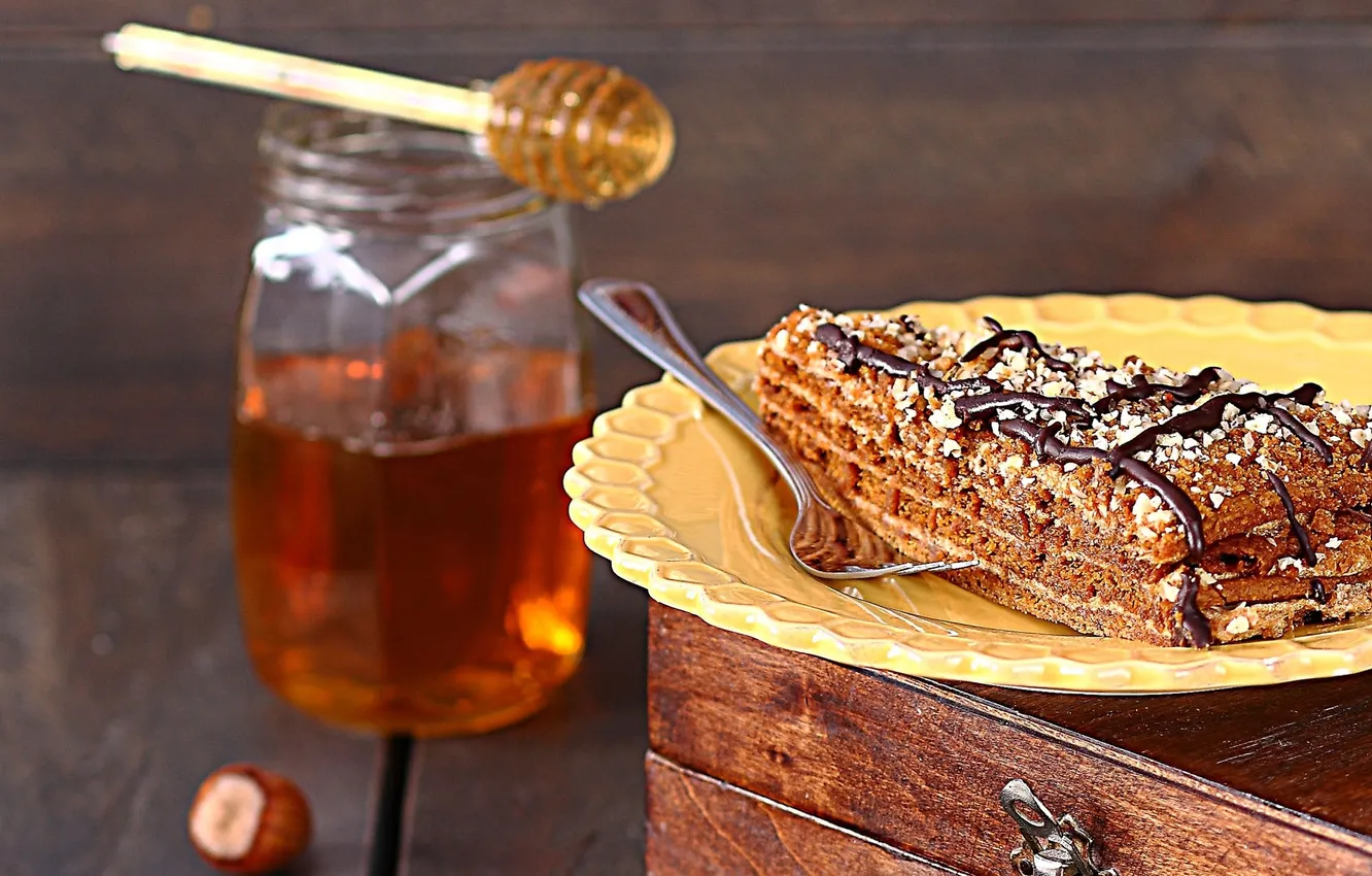 Фото обои шоколад, мед, пирог, ложка, банка, торт, орехи, глазурь