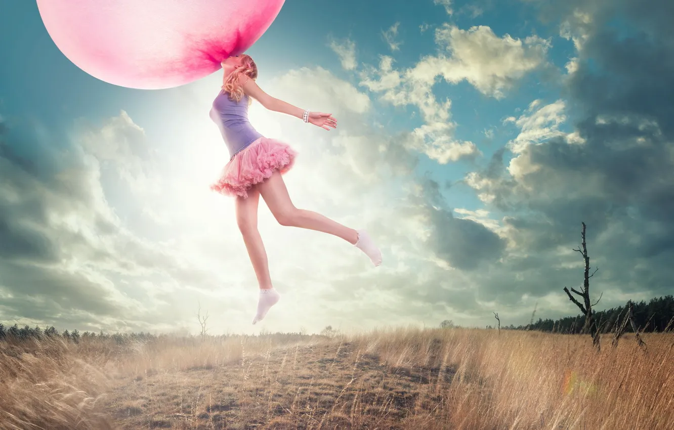 Фото обои девушка, шар, полёт, пузырь, жевательная резинка