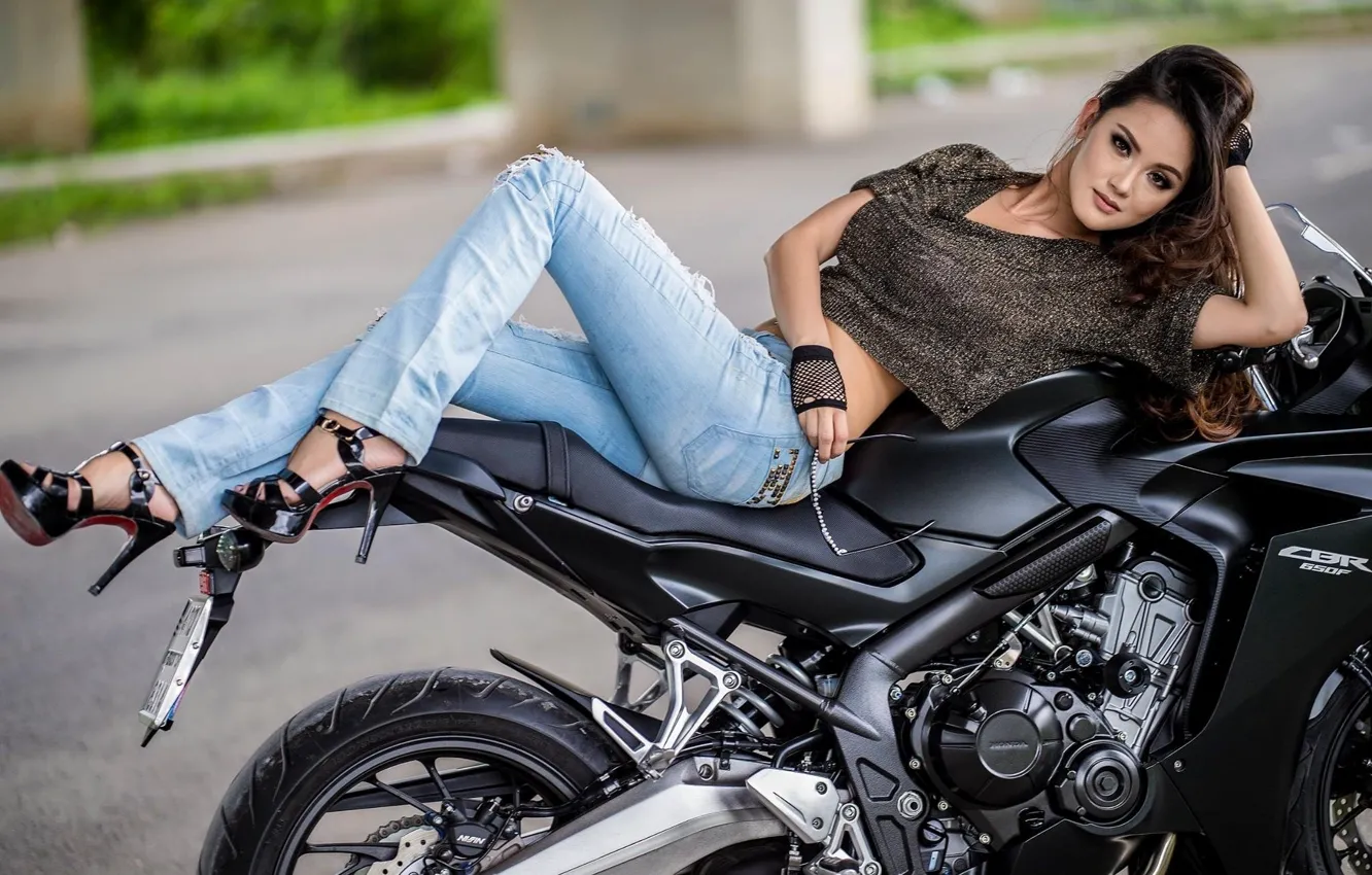 Фото обои girl, motorcycle, jeans, brunette, cute