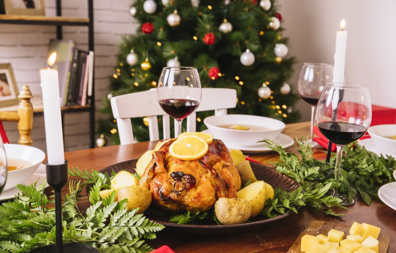 Фото обои праздник, вино, бокалы, картофель, запеченная курица
