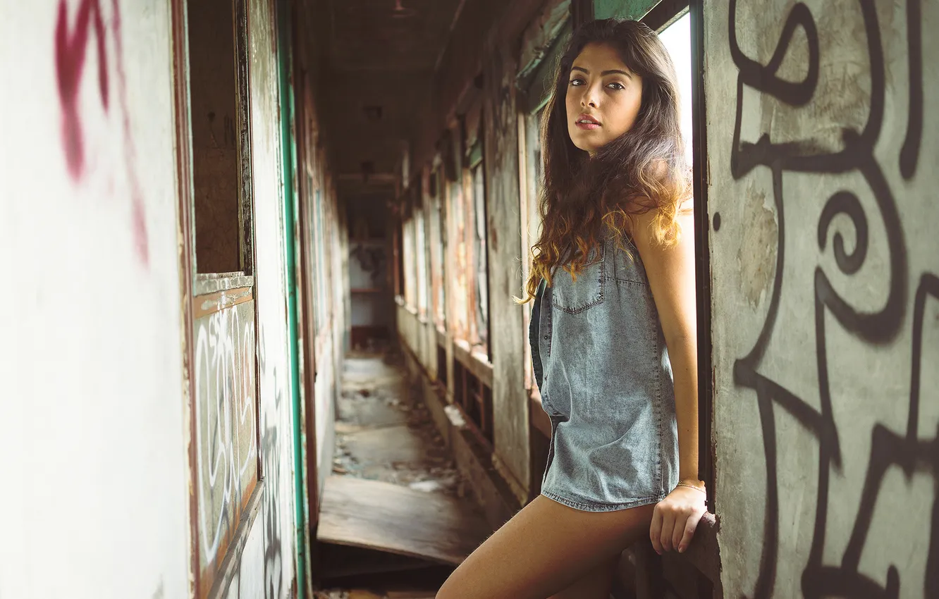 Фото обои взгляд, девушка, окно, Isabella D