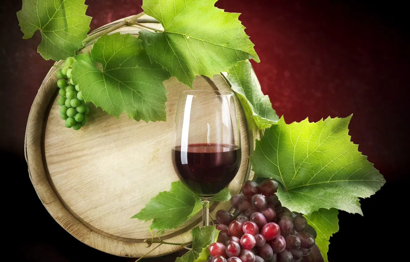 Фото обои листья, фон, вино, бокал, виноград, бочка