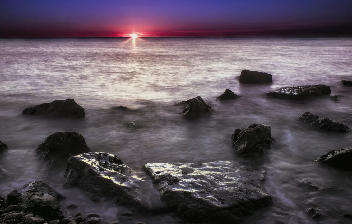 Фото обои небо, солнце, восход, камни, рассвет, берег, Океан, утро