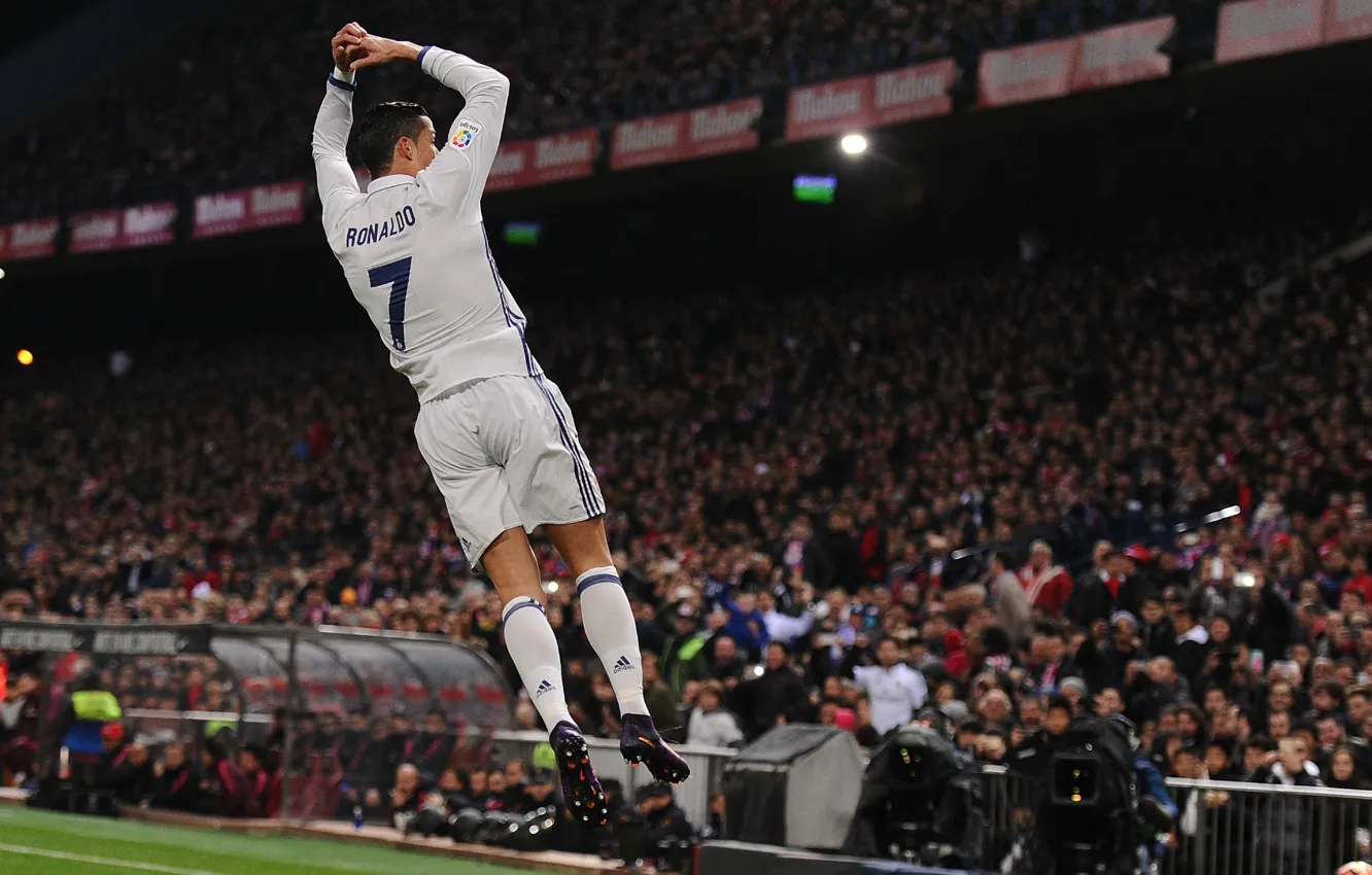Фото обои поза, улыбка, прыжок, футбол, медаль, полёт, Португалия, Cristiano Ronaldo