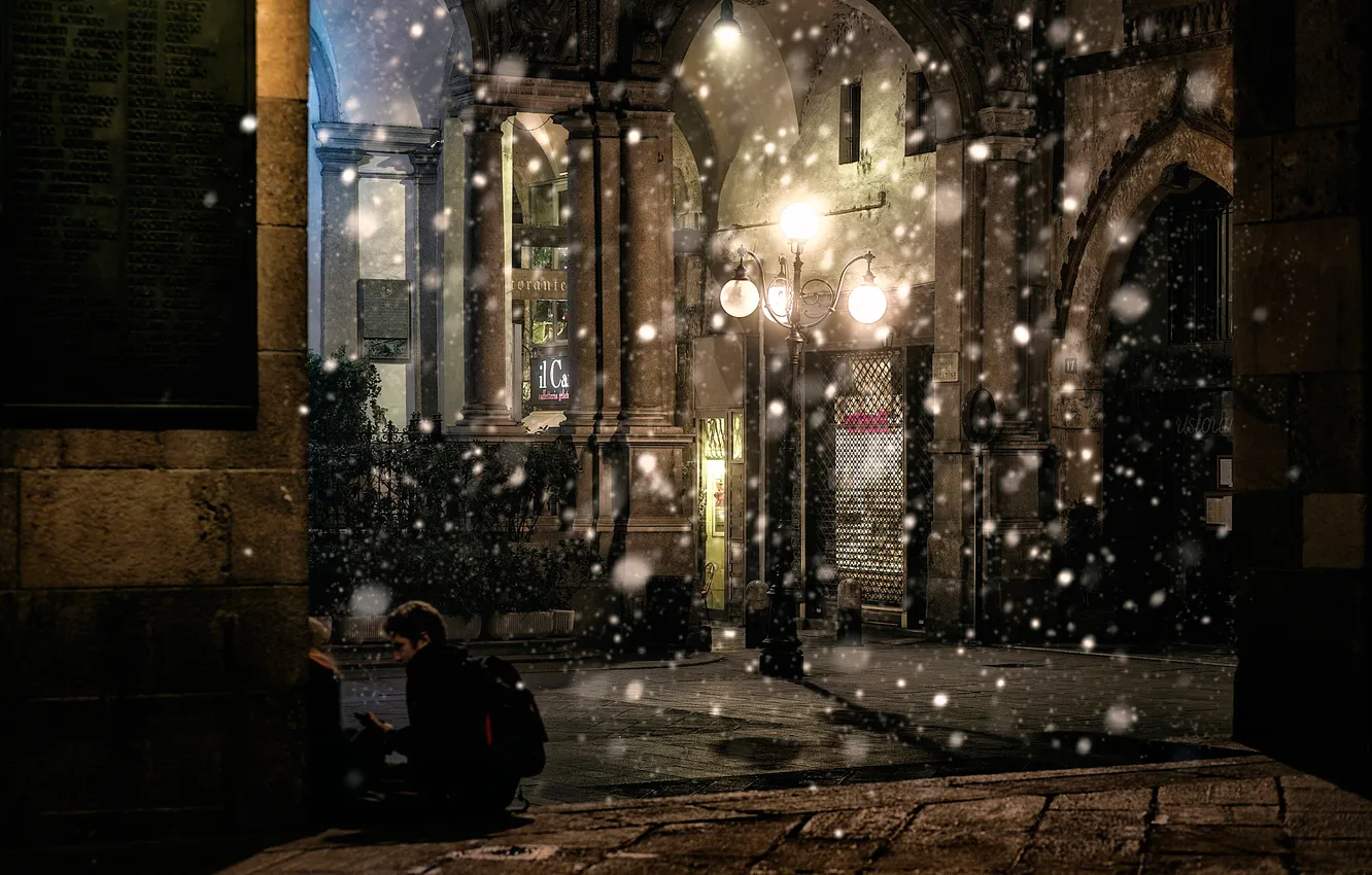 Фото обои снег, ночь, фонарь, Milano, piazza Mercanti
