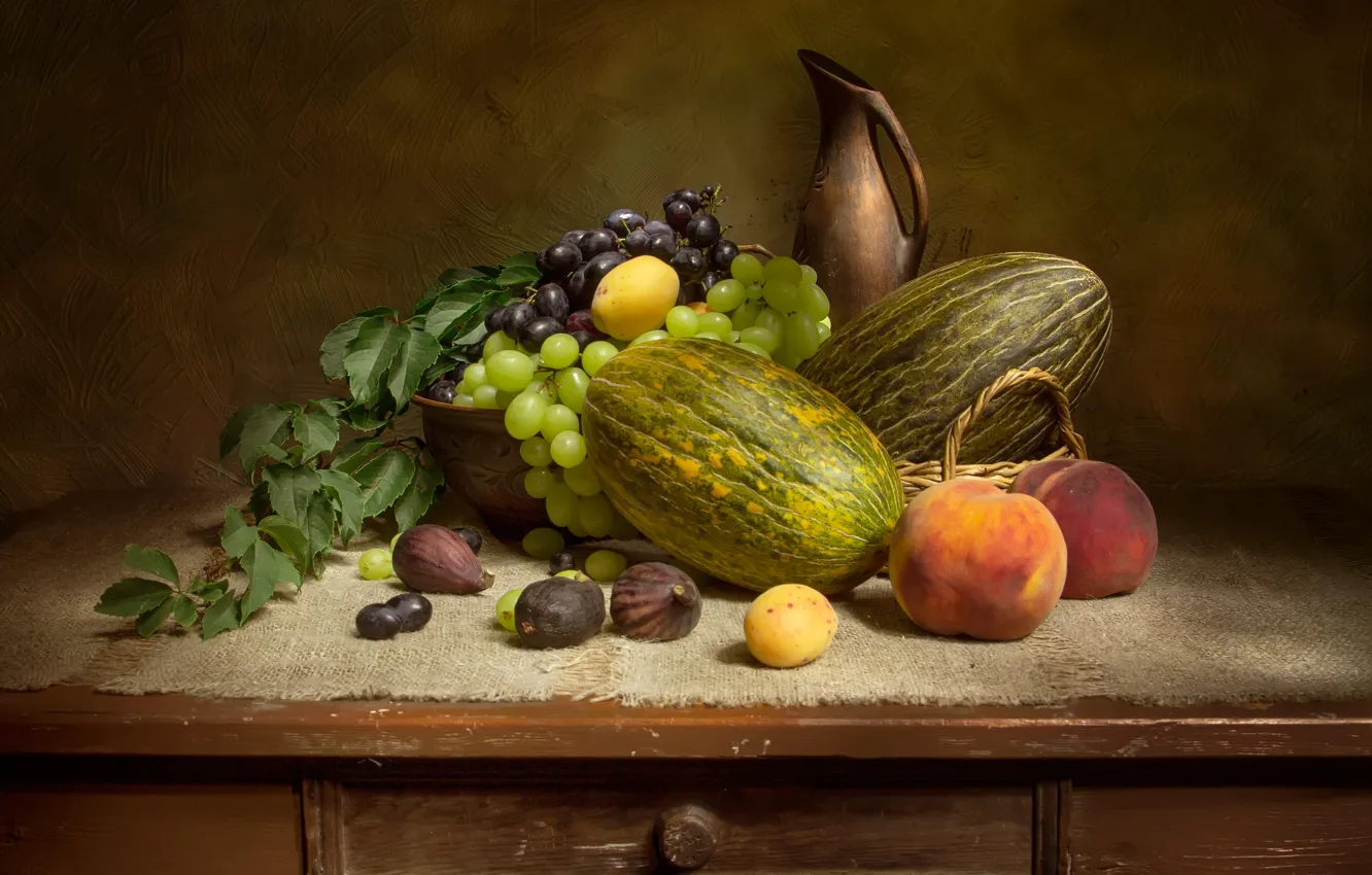 Фото обои стол, виноград, миска, кувшин, фрукты, натюрморт, персики, мешковина