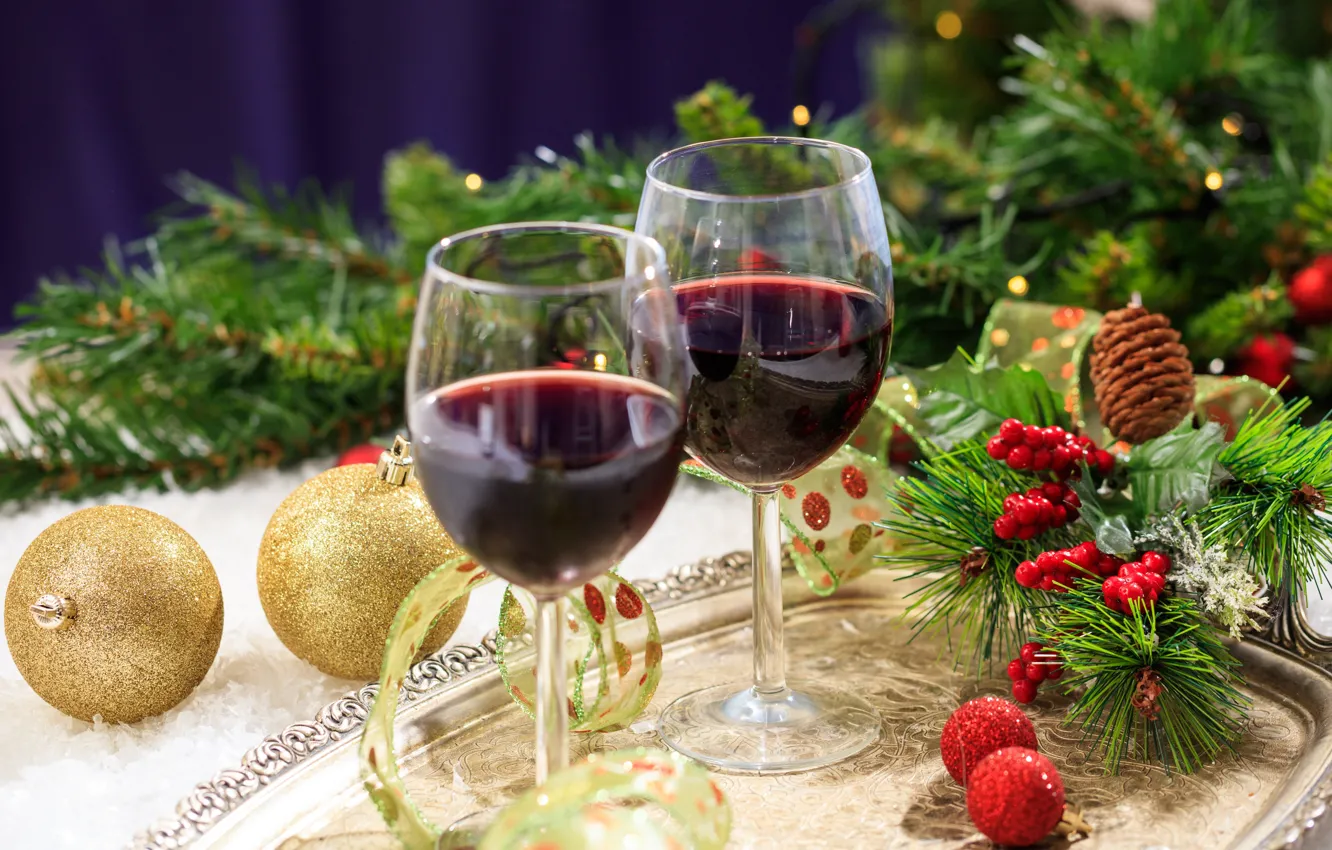 Фото обои ягоды, праздник, вино, шары, новый год, ель, бокалы, лента