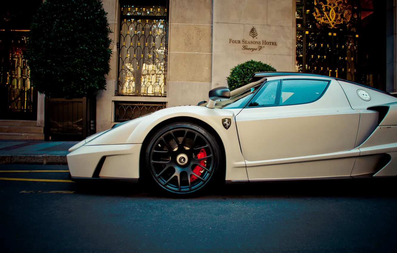 Фото обои Ferrari, white, supercar, enzo, front, hotel, gemballa