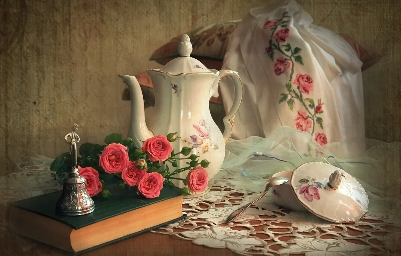 Фото обои розы, ложка, книга, кувшин, колокольчик