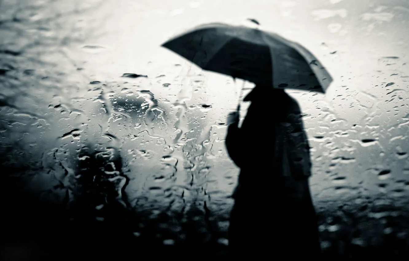 Фото обои стекло, дождь, человек, разводы, зонт, плащ, слякоть, уныло