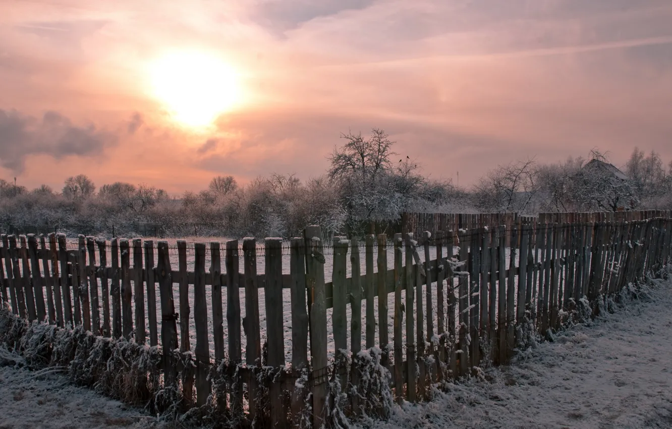 Фото обои зима, закат, забор, деревня