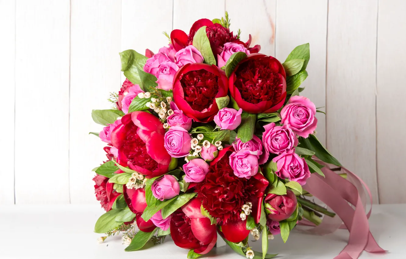 Фото обои цветы, красный, розовый, розы, букет, лента, пионы