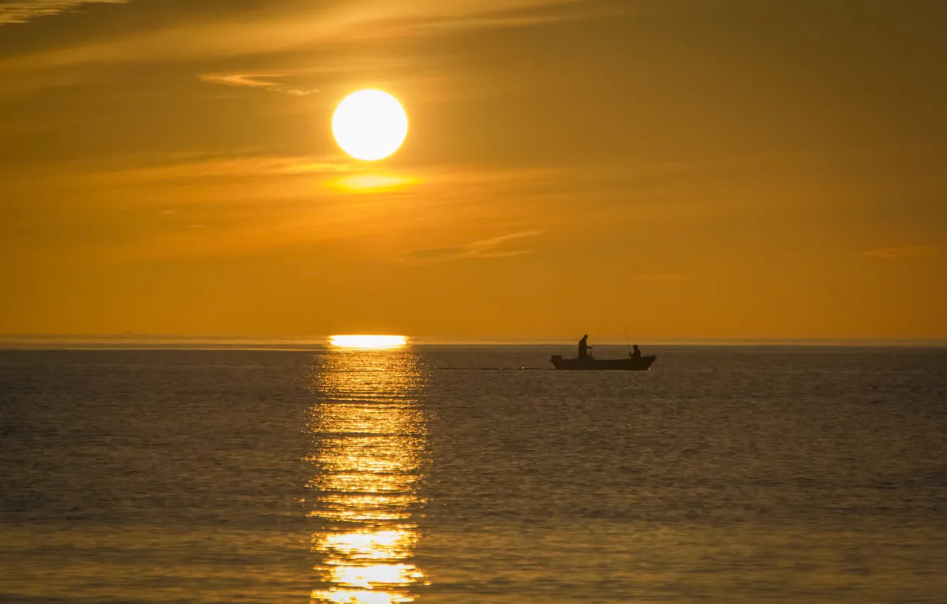 Фото обои море, закат, жёлтый, лодка, рыбак, горизонт
