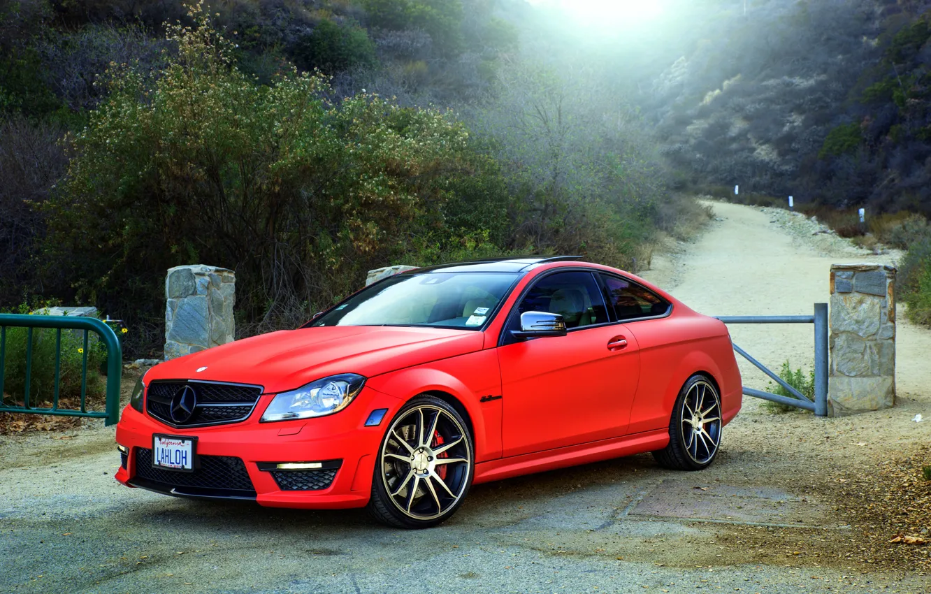 Фото обои red, wheels, Mercedes Benz, AMG, C63, frontside