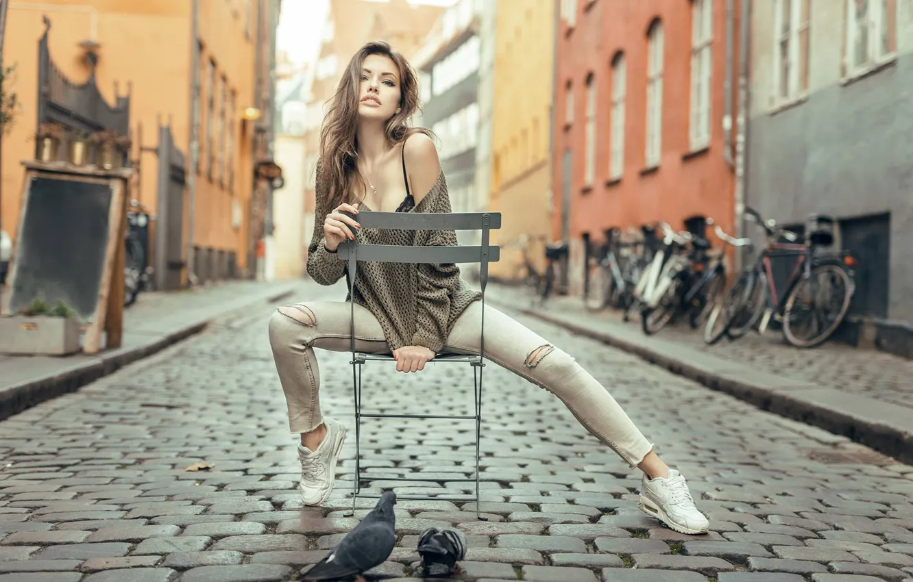 Фото обои девушка, улица, джинсы, брюнетка, стул, girl, кофта, model